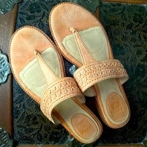 FRYE AND CO Thong Sandals!